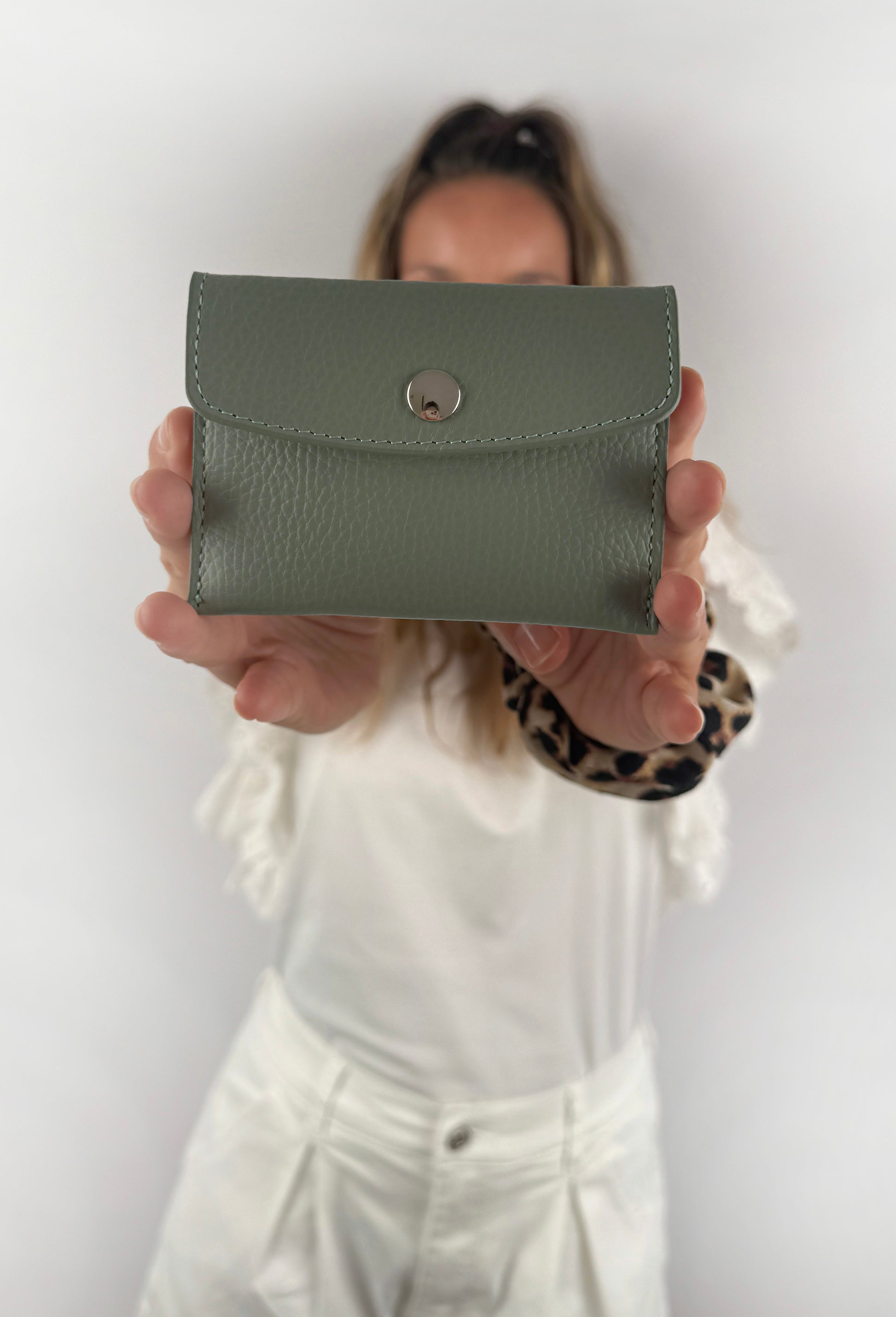 Mini Lederwallet aus echtem Leder mit silbriger Innenausstattung mit Druckknopf.