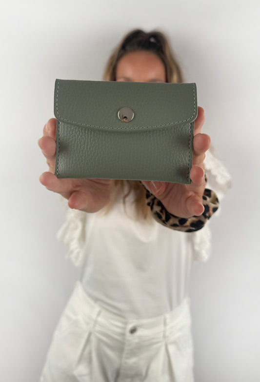 Mini Lederwallet aus echtem Leder mit silbriger Innenausstattung mit Druckknopf.