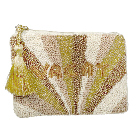 Geldbörse, die mit Perlen besetzt ist mit der Aufschrift Vacay und einem Wimpel am Reißverschluss in der Farbe beige.