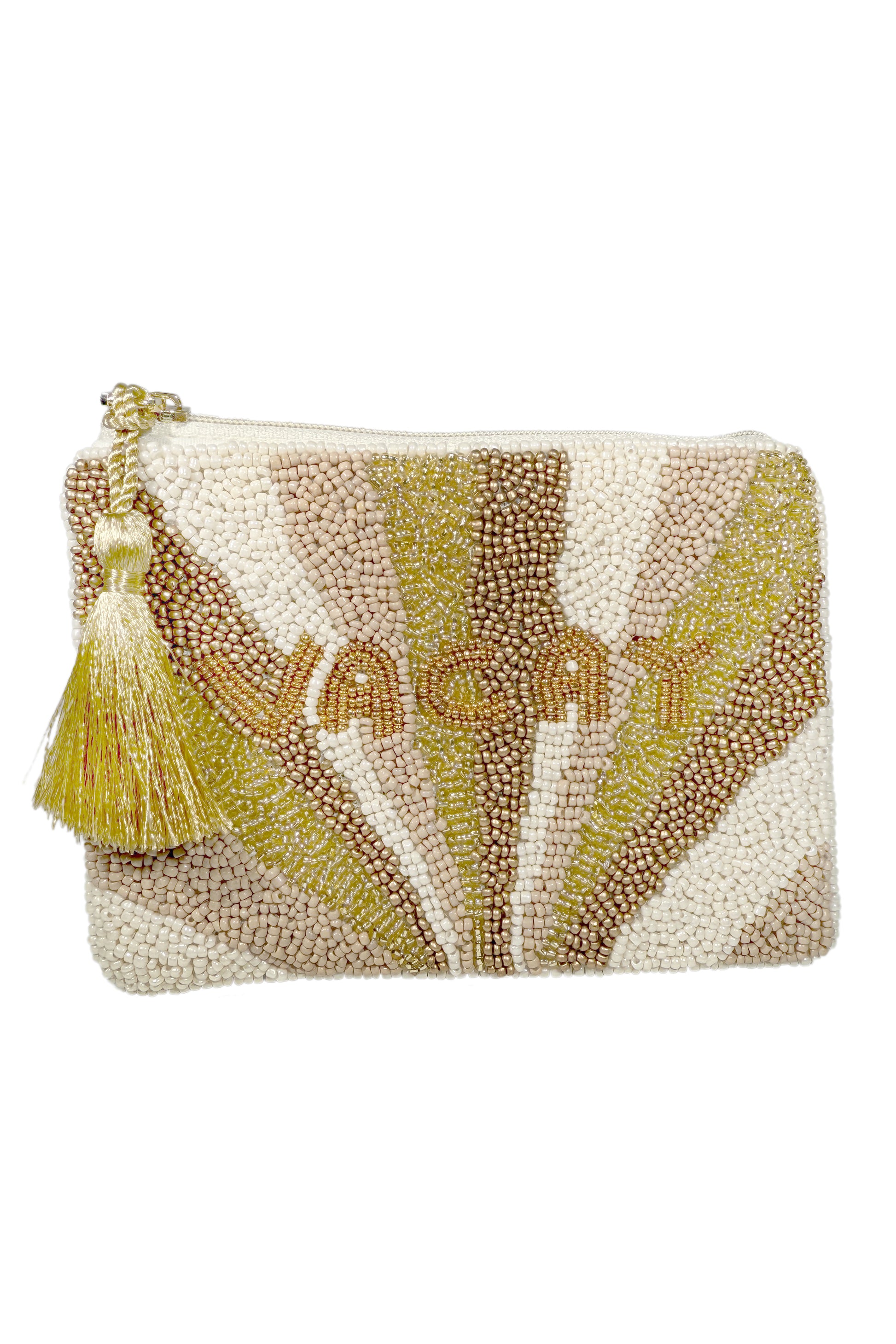 Geldbörse, die mit Perlen besetzt ist mit der Aufschrift Vacay und einem Wimpel am Reißverschluss in der Farbe beige.