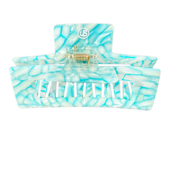 Türkise Haarklammer aus Cellulose Acetet in flimmernder Pooloptik.