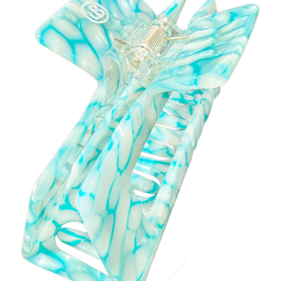 Türkise Haarklammer aus Cellulose Acetet in flimmernder Pooloptik.