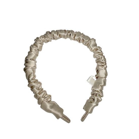 Beige farbener Haarreif aus Seide im gerafften Look.