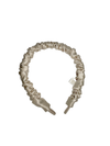 Beige farbener Haarreif aus Seide im gerafften Look.