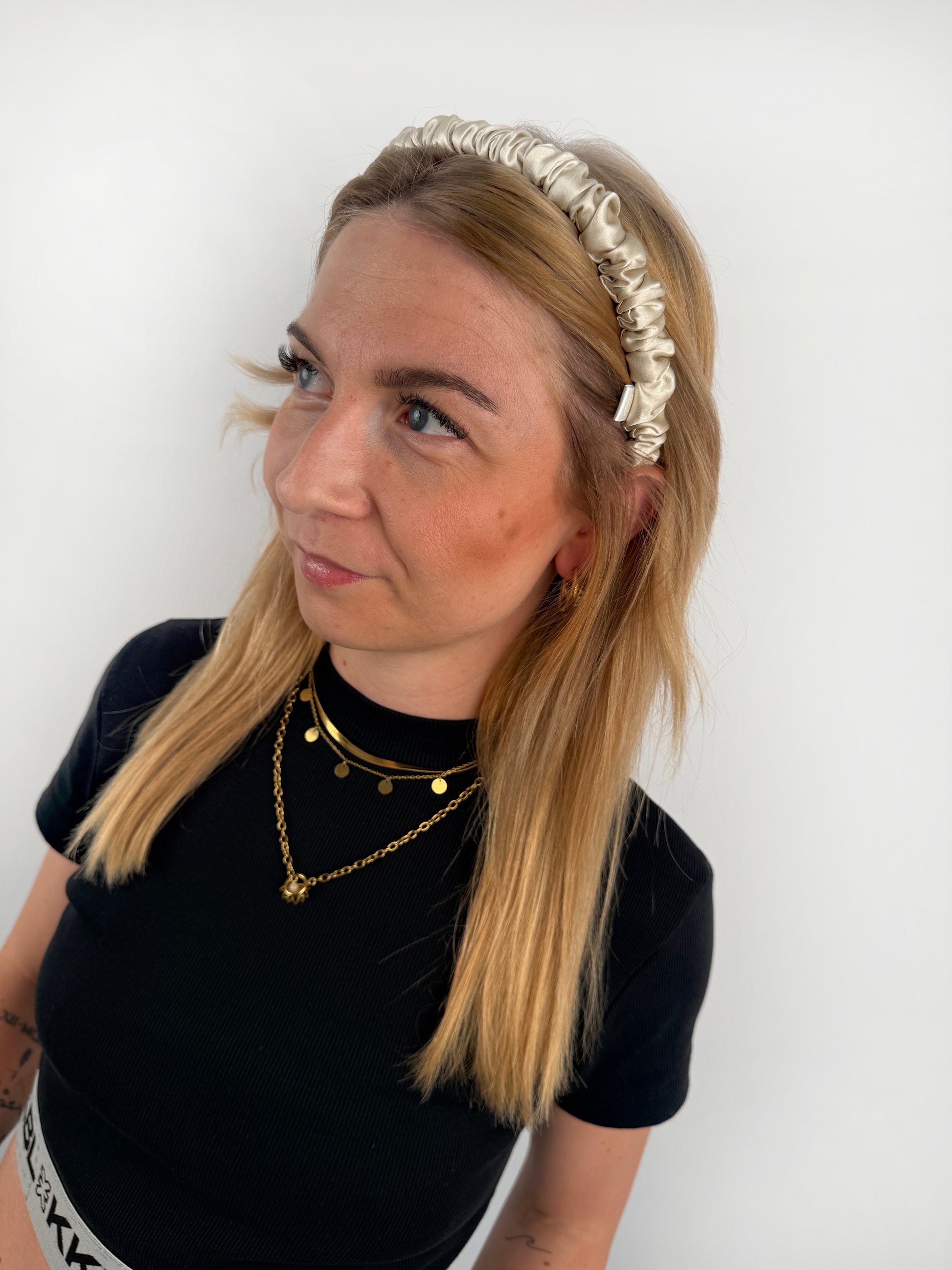 Beige farbener Haarreif aus Seide im gerafften Look.