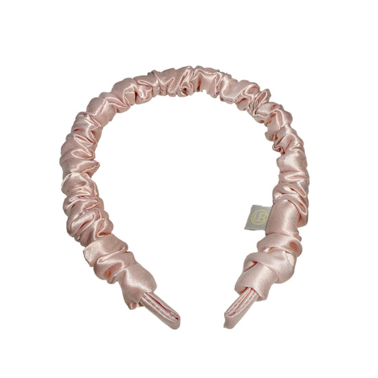 Rosé farbener Haarreif aus Seide im gerafften Look.