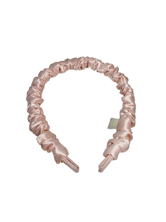 Rosé farbener Haarreif aus Seide im gerafften Look.