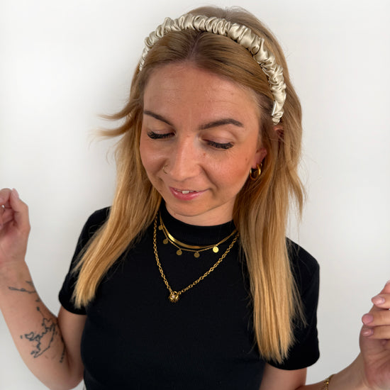 Beige farbener Haarreif aus Seide im gerafften Look.