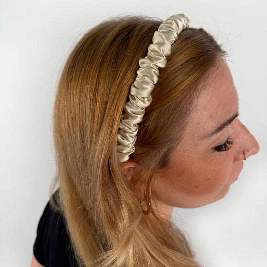 Beige farbener Haarreif aus Seide im gerafften Look.