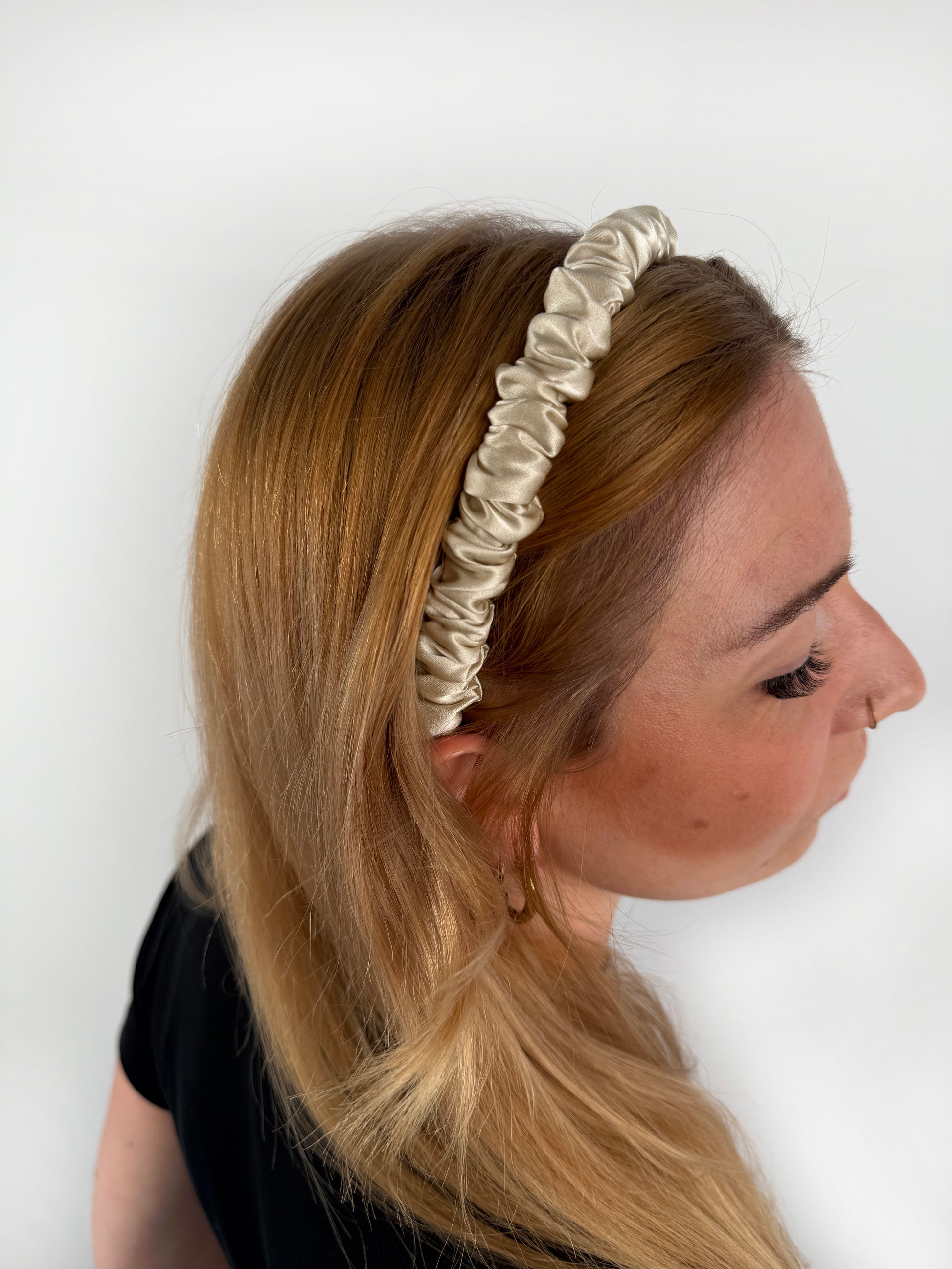 Beige farbener Haarreif aus Seide im gerafften Look.