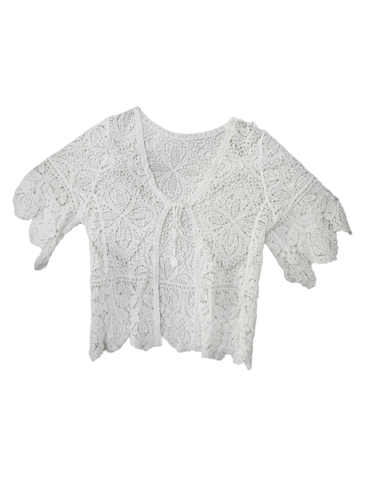 Weißes Häkeljäckchen mit Kordel zum Zubinden.