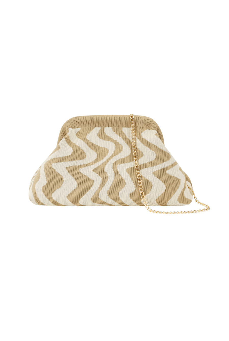 Coole Stoffhandtasche mit Wellenartigem Muster in Beige Creme Farben und goldener dünner Trage Kette.