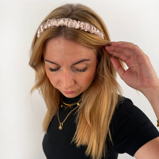 Rosé farbener Haarreif aus Seide im gerafften Look.