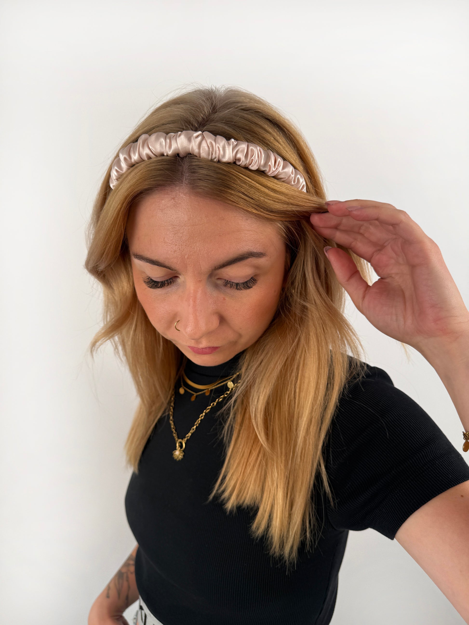 Rosé farbener Haarreif aus Seide im gerafften Look.