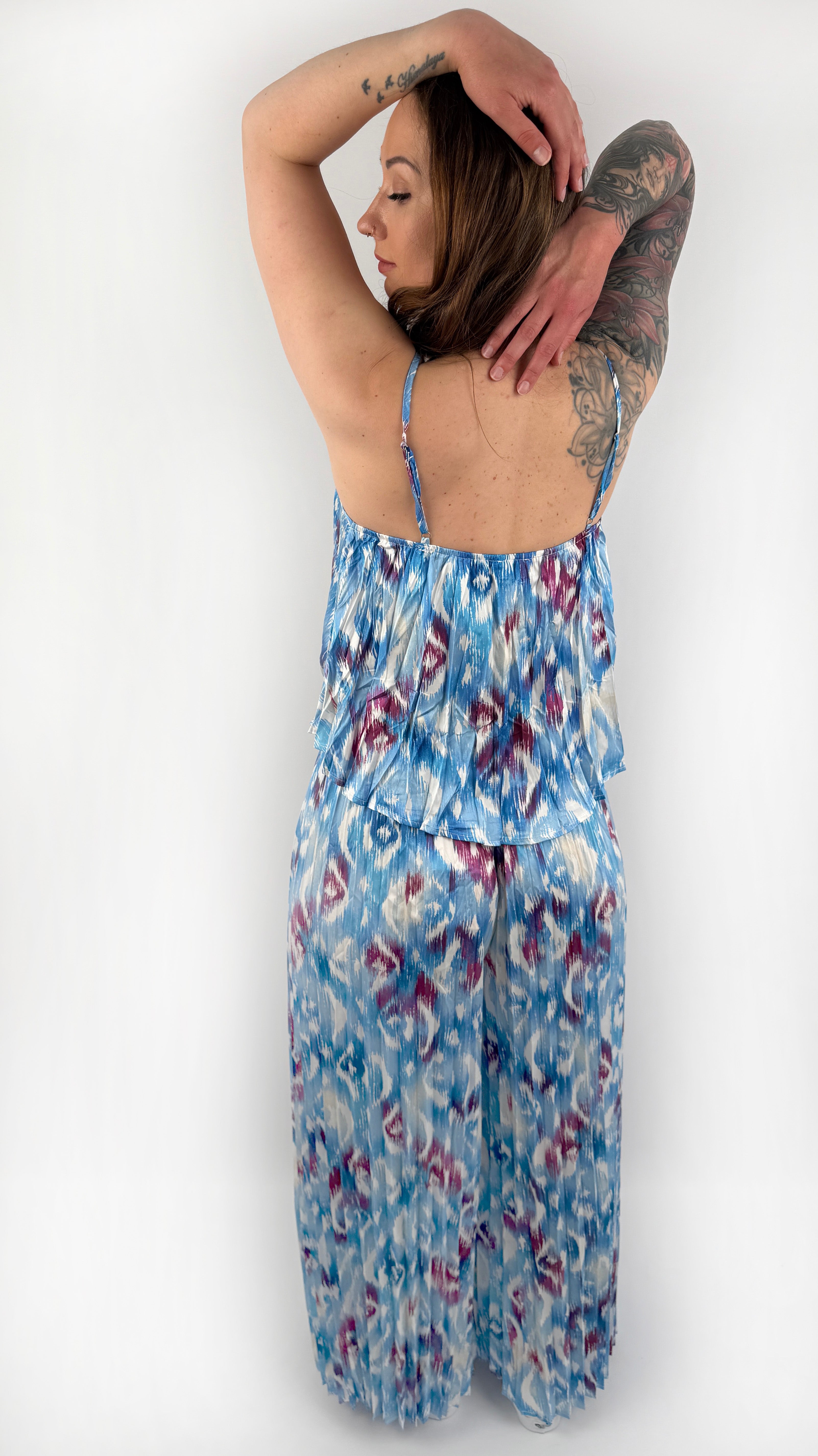 Plissierte seidig weiche Hose in Blau Lila und Weiß.