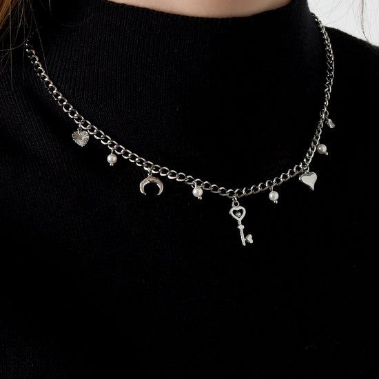 Charm-Halskette in Silber am Hals getragen