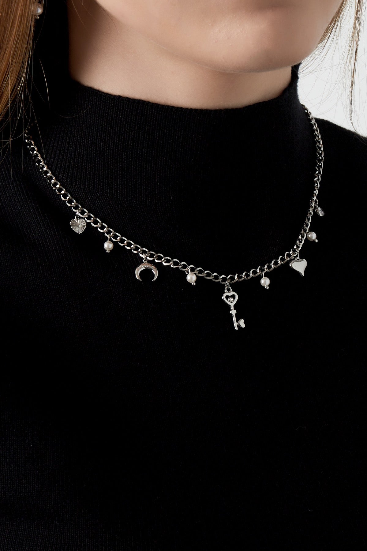 Charm-Halskette in Silber am Hals getragen