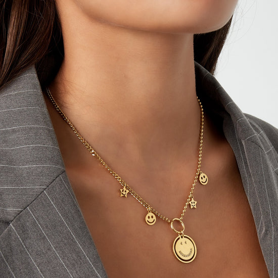 Smiley Charm Halskette in Gold getragen – Detailansicht am Hals