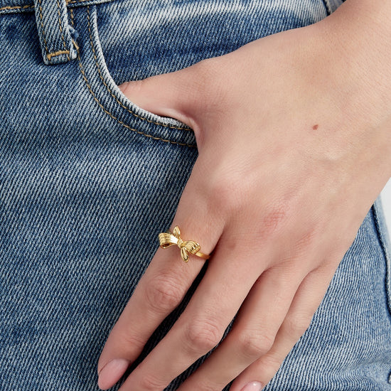 Vergoldeter Edelstahl Ring mit feiner Schleifenform – stilvolles Accessoire