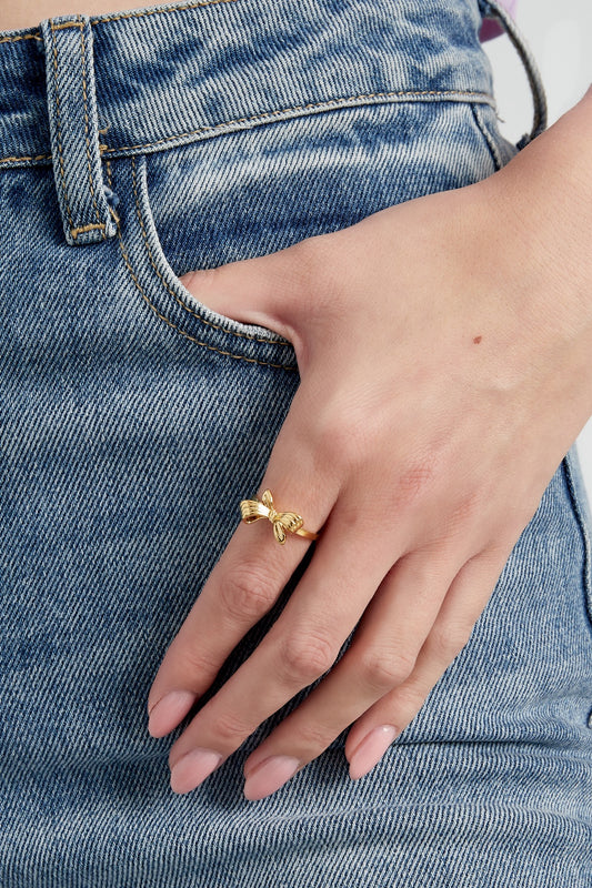 Vergoldeter Edelstahl Ring mit feiner Schleifenform – stilvolles Accessoire