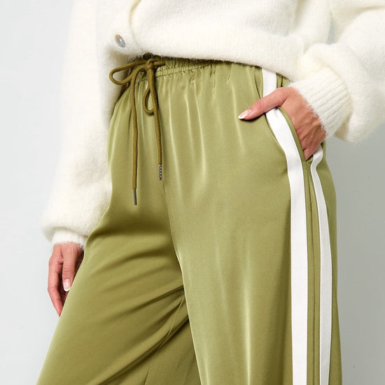 Damen Hose in Olivgrün mit weißen Seitenstreifen – locker geschnitten, Größe S-L