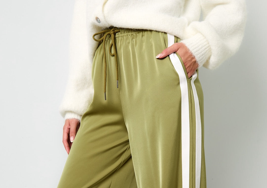 Damen Hose in Olivgrün mit weißen Seitenstreifen – locker geschnitten, Größe S-L