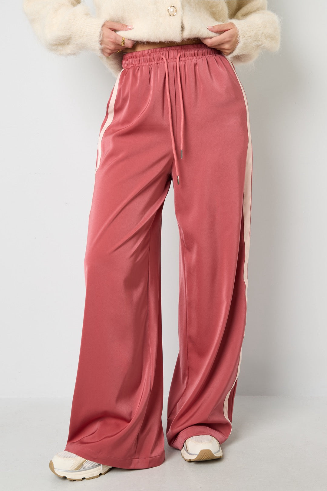 Damen Hose in Altrosa mit weißen Seitenstreifen – eleganter, weiter Schnitt, Größe S-L