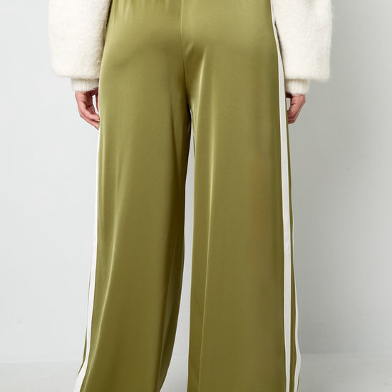 Damen Hose in Olivgrün mit weißen Seitenstreifen – locker geschnitten, Größe S-L