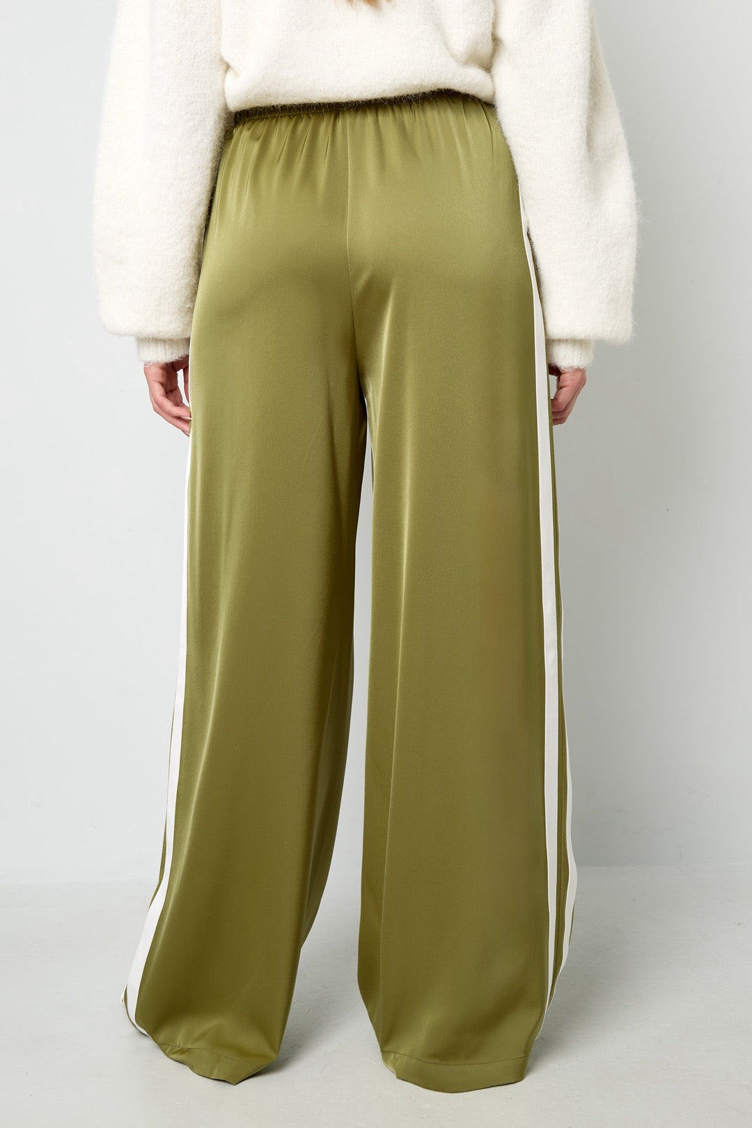 Damen Hose in Olivgrün mit weißen Seitenstreifen – locker geschnitten, Größe S-L