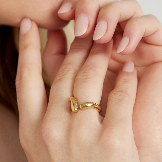 Goldener offener Ring an der Hand getragen, eleganter Look