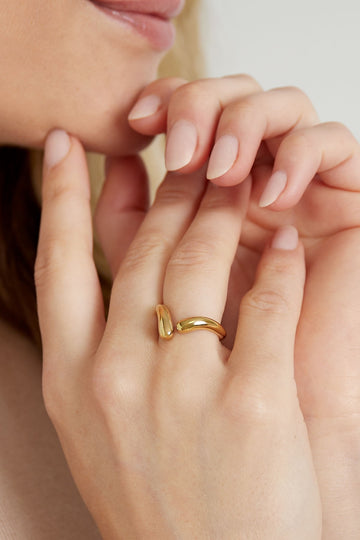 Goldener offener Ring an der Hand getragen, eleganter Look