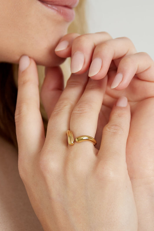 Goldener offener Ring an der Hand getragen, eleganter Look