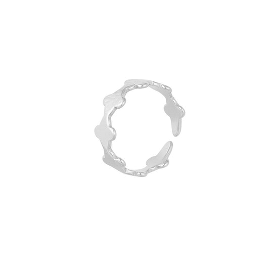 Zarter Clover-Ring aus Edelstahl in Silber mit kleeblattartigem Design – Produktfoto auf weißem Hintergrund.