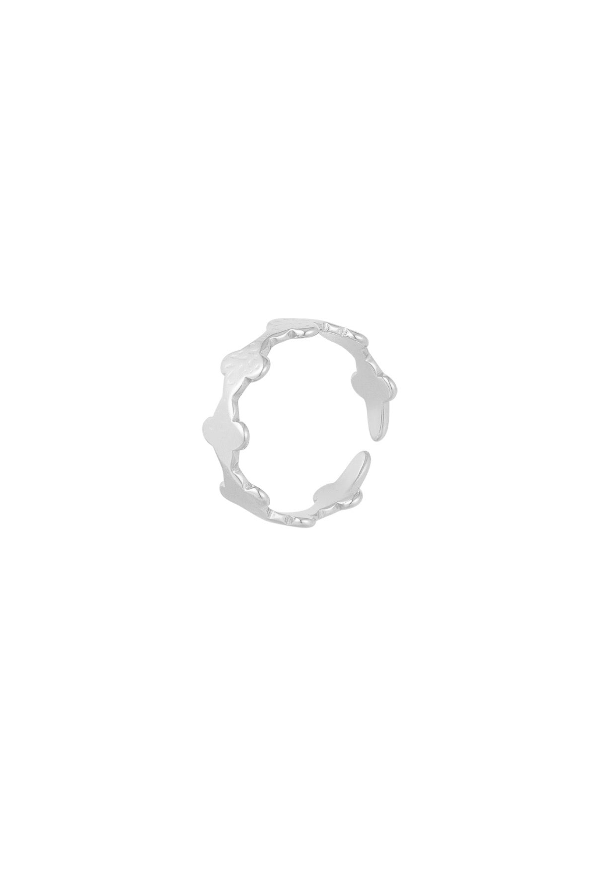 Zarter Clover-Ring aus Edelstahl in Silber mit kleeblattartigem Design – Produktfoto auf weißem Hintergrund.