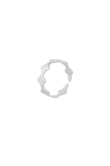 Zarter Clover-Ring aus Edelstahl in Silber mit kleeblattartigem Design – Produktfoto auf weißem Hintergrund.