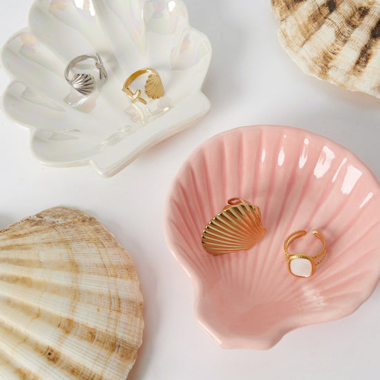 Schmuckschalen in Weiß und Rosa im Muschel-Design mit Ringen dekoriert