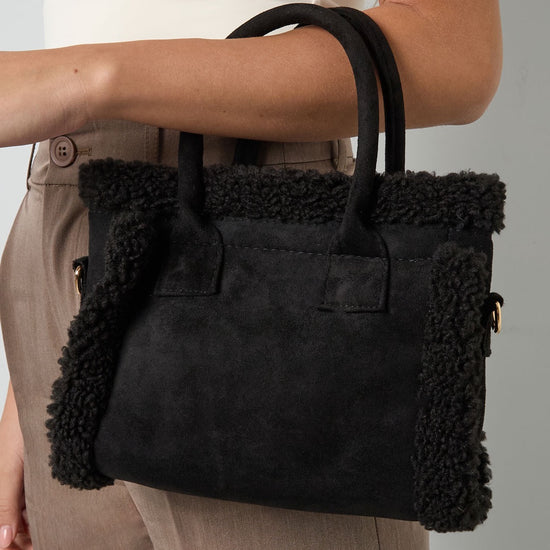 Detailansicht schwarze Teddy Bag, nah am Henkel.