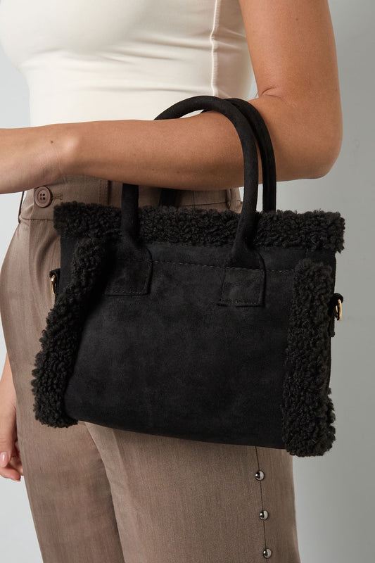 Detailansicht schwarze Teddy Bag, nah am Henkel.