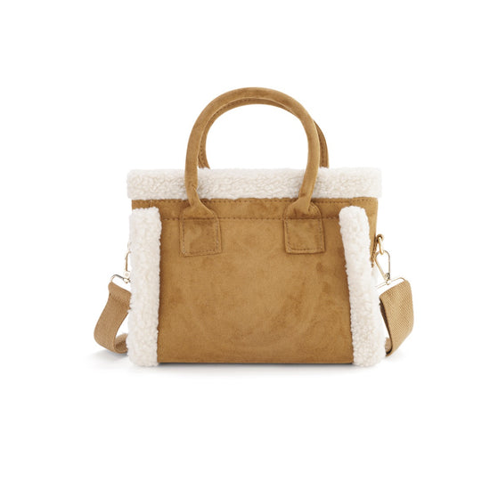 Camel Teddy Bag mit weißen Teddy-Details, Vorderansicht.