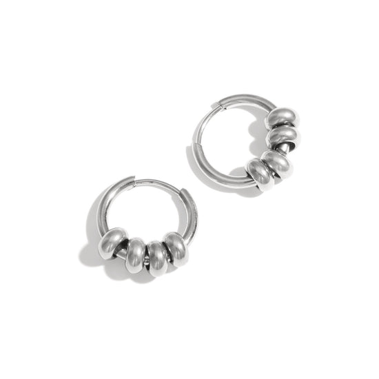 Creolen mit Kugeln – austauschbar & modern in Silber getragen