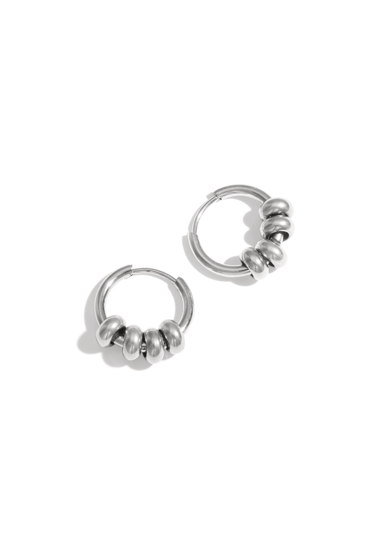 Creolen mit Kugeln – austauschbar & modern in Silber getragen