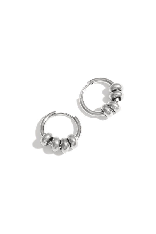 Creolen mit Kugeln – austauschbar & modern in Silber getragen