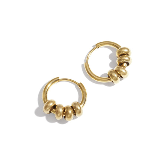 Creolen in Gold mit Kugeln – Detailaufnahme