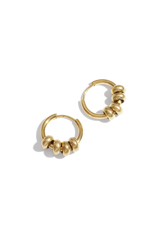 Creolen in Gold mit Kugeln – Detailaufnahme