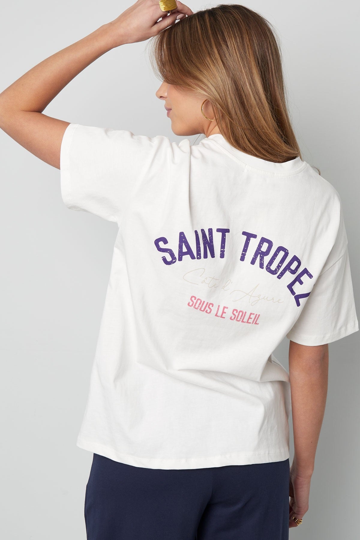 T-Shirt Rückseite lila Schrift Saint Tropez 