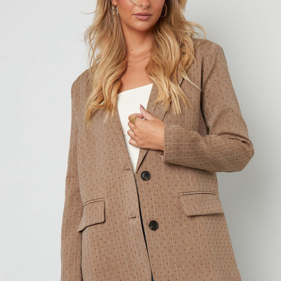 Blazer in Beige – Frontansicht am Modell getragen