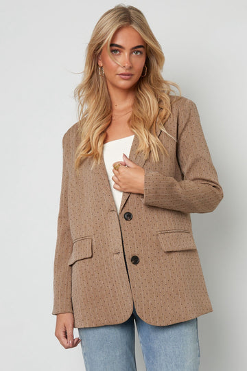 Blazer in Beige – Frontansicht am Modell getragen