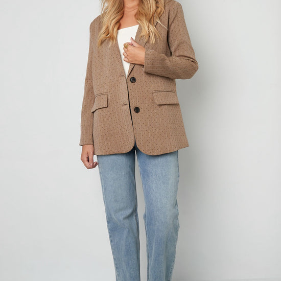 Komplettes Outfit: Oversized Blazer in Beige kombiniert mit Jeans und Top