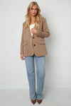 Komplettes Outfit: Oversized Blazer in Beige kombiniert mit Jeans und Top