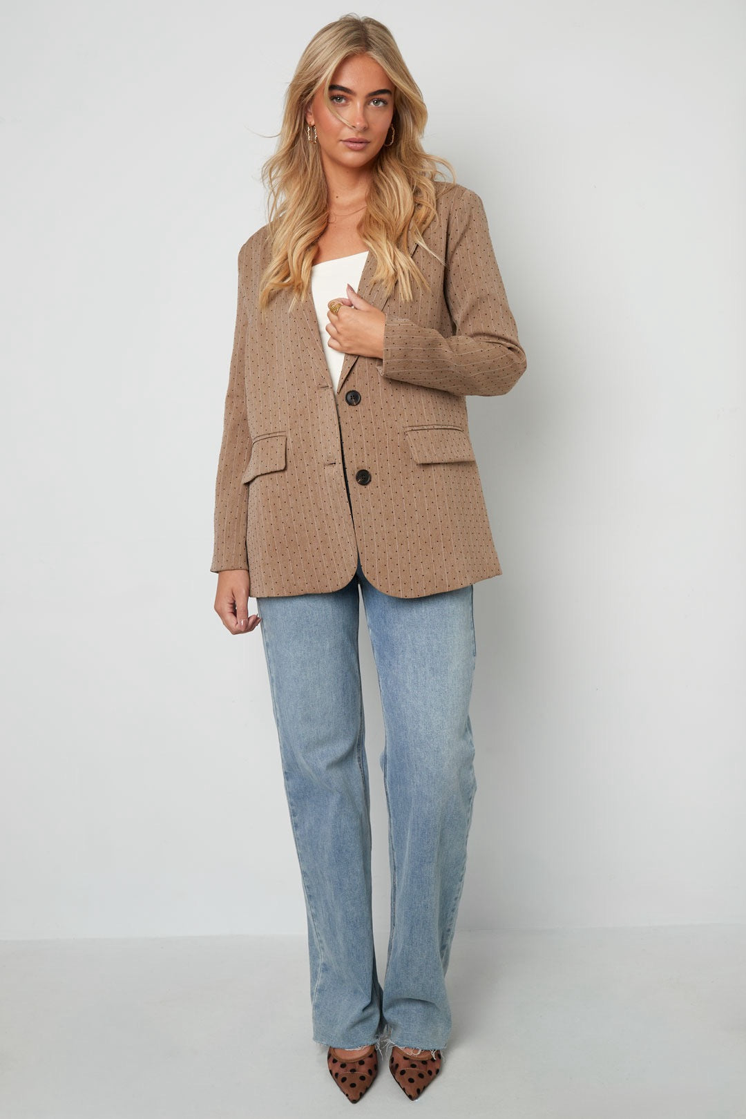 Komplettes Outfit: Oversized Blazer in Beige kombiniert mit Jeans und Top